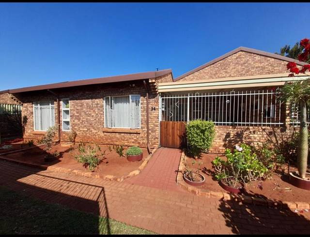 2 BEDROOM TOWNHOUSE FOR SALE IN CLARINA